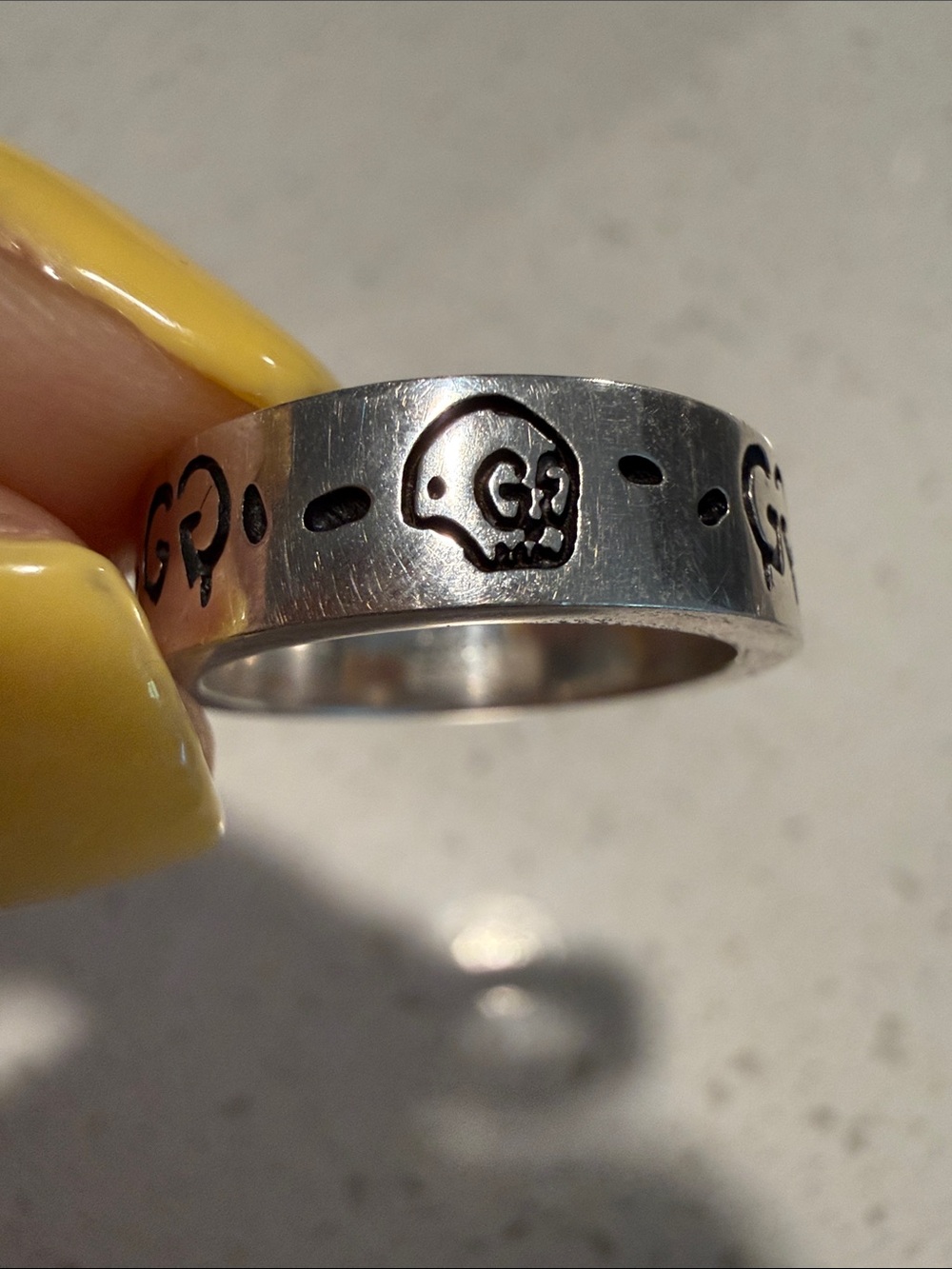 Gucci sterling silver Band Ring with Black GG & Skull Motif - Picture 3 of 6